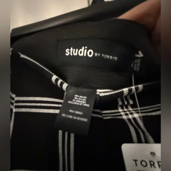 🆕 Torrid Black and White Plaid High Rise Crop Pants - Picture 4 of 4
